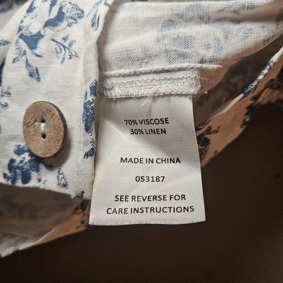 Coastal Cowgirl Puff Sleeve Cropped Blue & White Floral Blouse - Picture 6 of 7